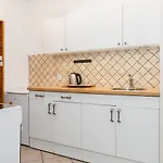 Bright And Cosy In By Renters Apartment *