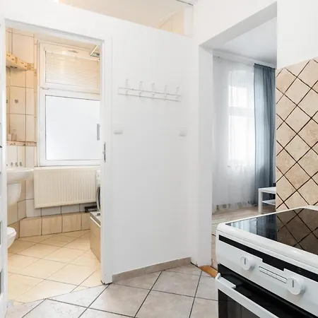 Bright And Cosy In By Renters Apartment Poznan