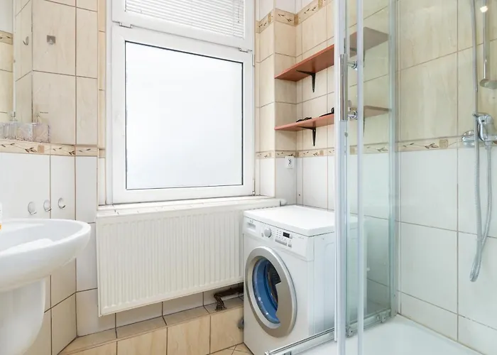 Апартаменты Bright And Cosy In By Renters